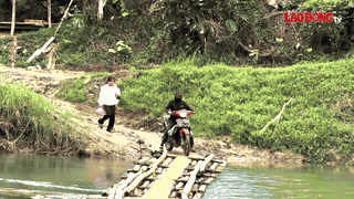 People in Thien Hoa commune, Lang Son province, are excited when the locality is directed to deploy suspension bridges to serve travel, while waiting for solid bridges. Photo: Khanh Linh