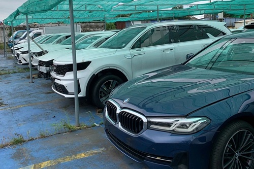 Lô xe ô tô BMW, Kia, Mazda ngập qua nóc đấu giá không có người mua. Ảnh: Kha Tiến