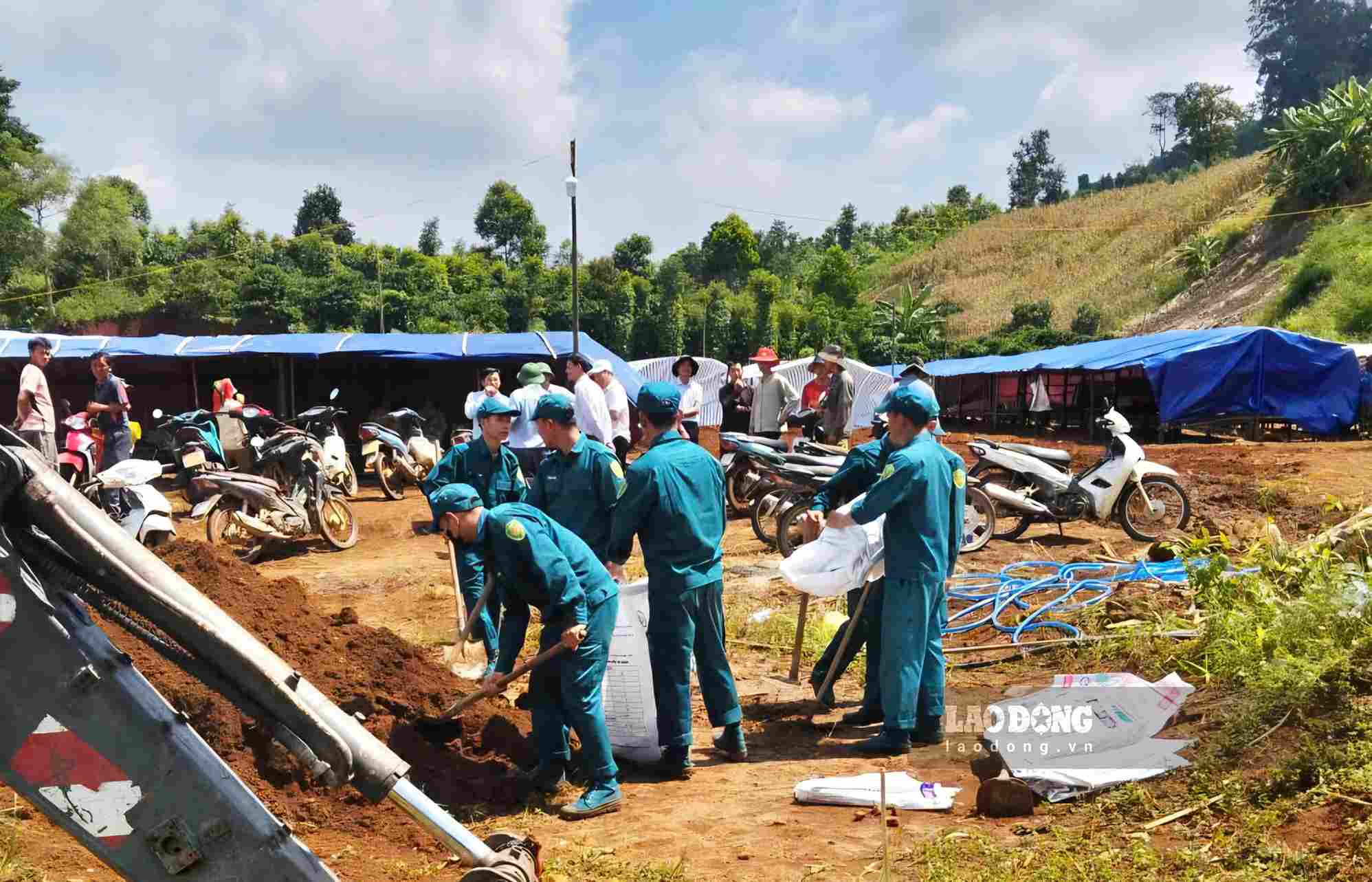 Các lực lượng tham gia xây dựng khu tránh trú cho người dân thuộc diện di dời do ảnh hưởng bởi nứt đồi vào chiều 18.9. Ảnh: Nguyễn Lai 