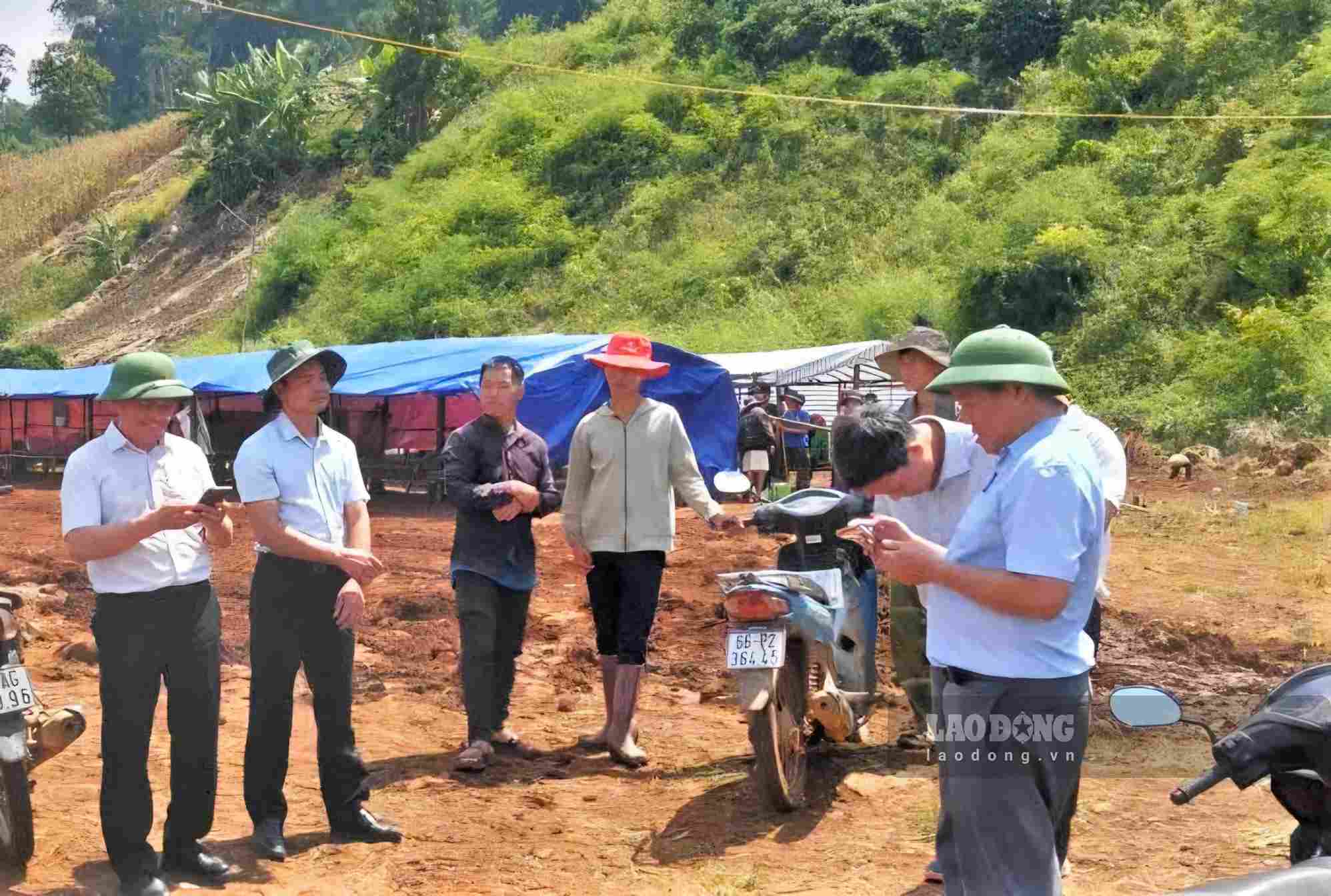 Đoàn công tác Sở Nông nghiệp và Môi trường tỉnh Lâm Đồng kiểm tra tình hình sạt trượt tại xã Quảng Sơn vào chiều 18.9. Ảnh: Nguyễn Lai 