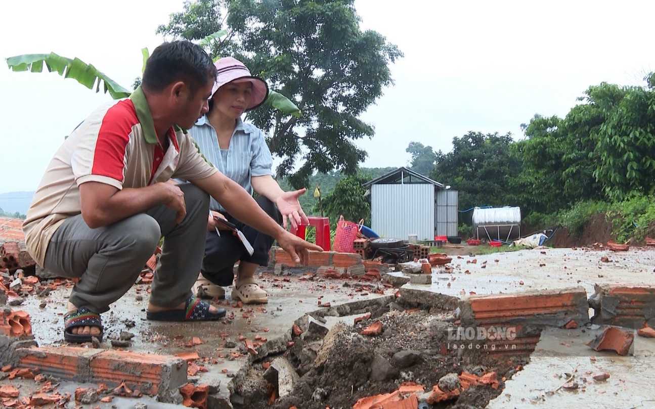 Tình trạng nứt đồi, sụt lún khiến nhiều nhà dân tại thông Đắk Snao bị hư hỏng. (Ảnh chụp chiều 17.9). Ảnh: Phúc Khánh 