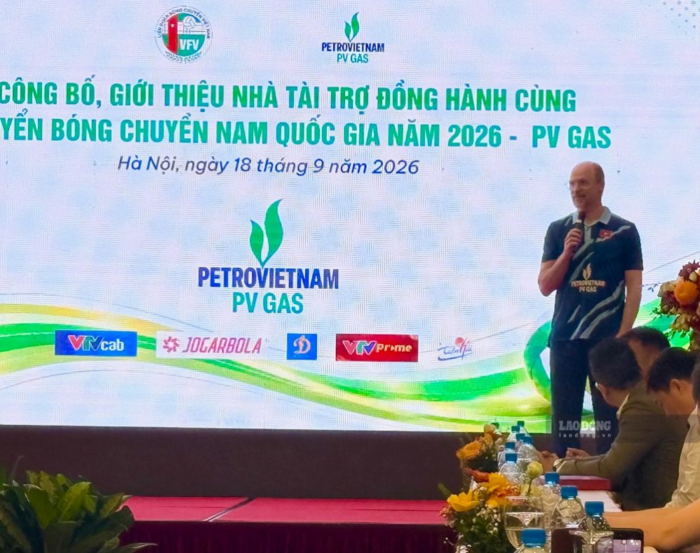 Huấn luyện viên trưởng Đội tuyển bóng chuyền nam Việt Nam Federico Rampazzo trao đổi về mục tiêu ASIAD 20. Ảnh: Hoài Việt