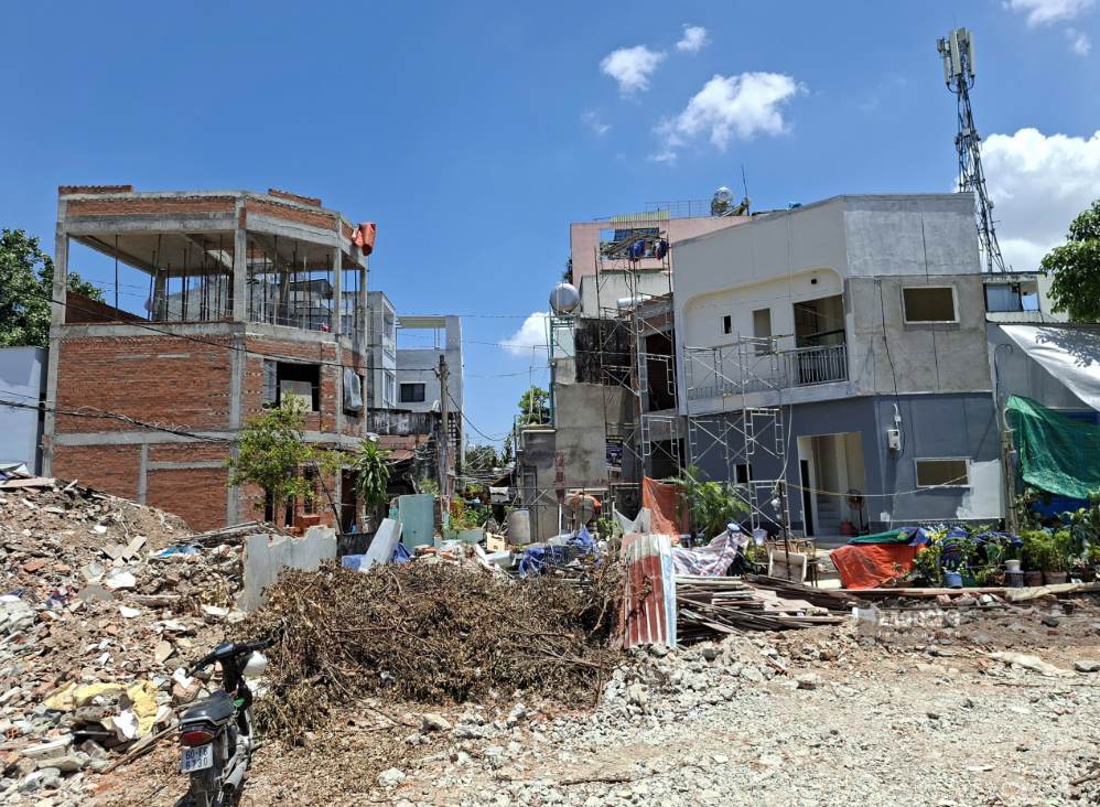 People build houses along Xuyen Tam canal (HCMC) in July 2026. Photo: Minh Quan
