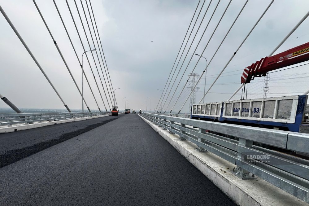The highest vertical clearance cable-stayed bridge in Vietnam is urgently paved with asphalt, preparing to open to traffic. Photo: Anh Tu (taken on September 17)