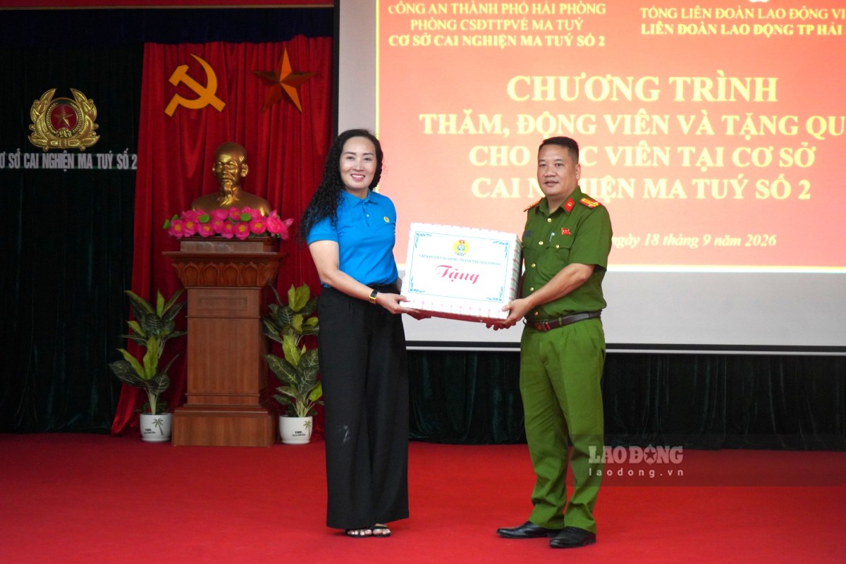 LĐLĐ TP Hải Phòng trao quà tặng cán bộ, người lao động và học viên cơ sở. Ảnh: Mai Dung