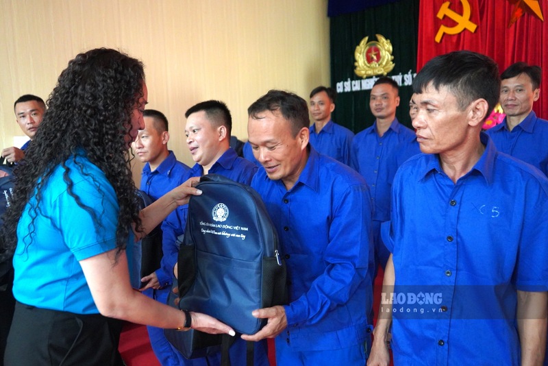 Đại diện lãnh đạo LĐLĐ TP Hải Phòng trao quà của Tổng LĐLĐ Việt Nam cho các học viên. Ảnh: Mai Dung