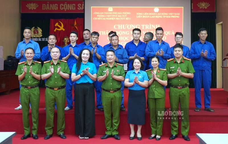 Leaders of Hai Phong City Labor Federation visit and give gifts to drug rehabilitation center No. 2. Photo: Mai Dung