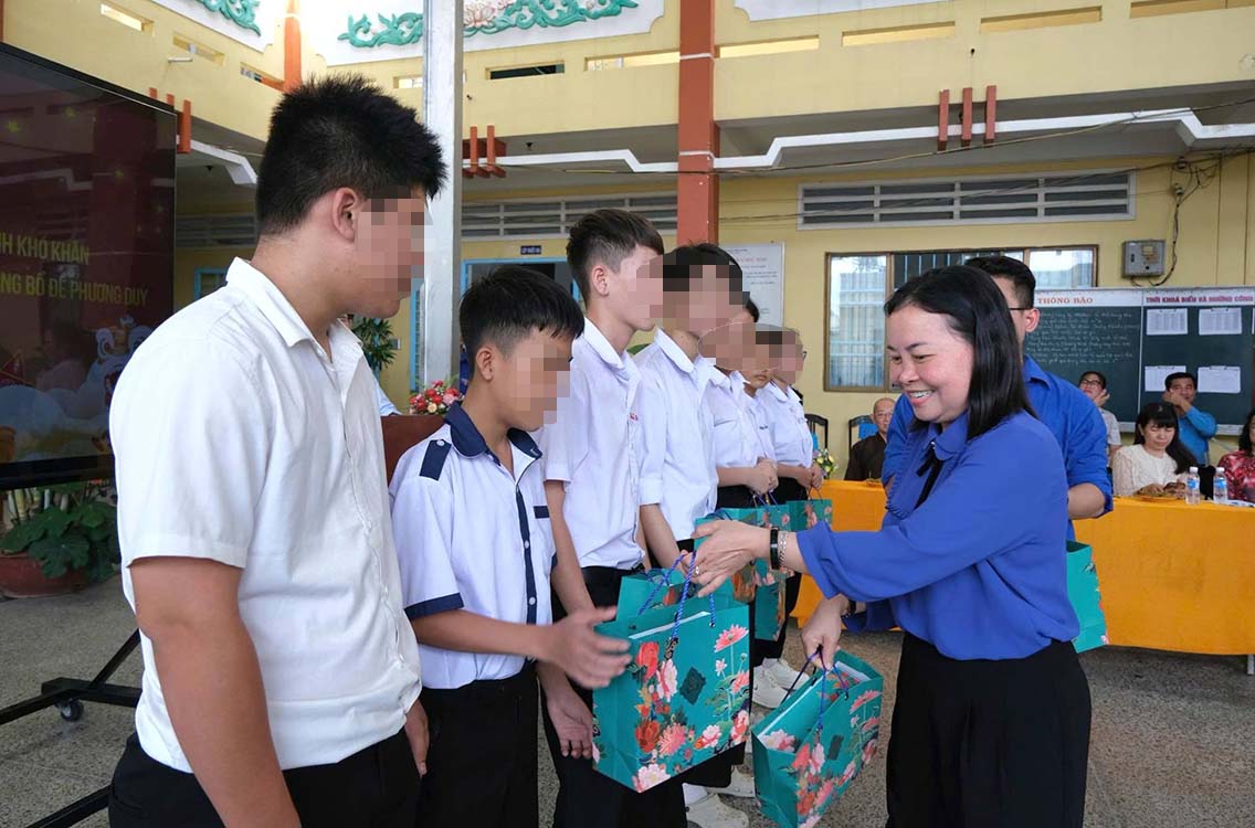 Ms. Nguyen Thi Thu Trinh - Member of the Standing Committee of the Provincial Party Committee, Standing Vice Chairman of the Vietnam Fatherland Front Committee of Tay Ninh province presents Mid-Autumn Festival gifts to students on September 18. Photo: Vietnam Fatherland Front of Tay Ninh province