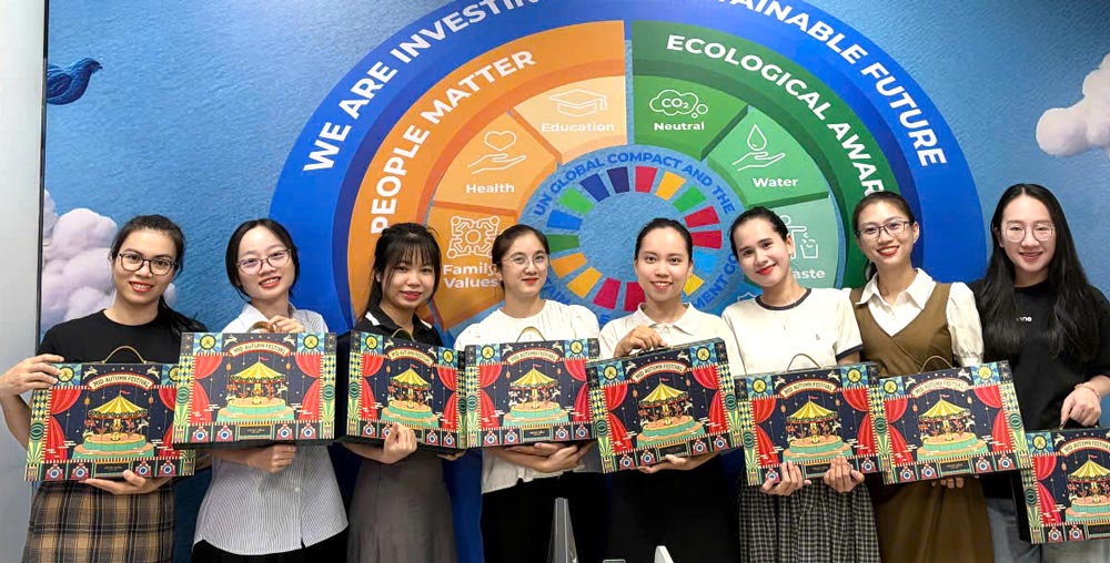 The grassroots trade union of AMANN Vietnam Co., Ltd. organizes Mid-Autumn Festival for 300 workers. Photo: Da Nang Trade Union