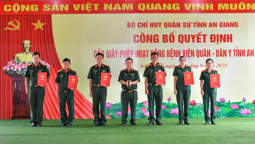 Thiếu tướng Nguyễn Văn Hùng, Chỉ huy trưởng Bộ Chỉ huy Quân sự tỉnh An Giang trao Quyết định bổ nhiệm chức vụ cán bộ Bệnh viện Quân - Dân y tỉnh An Giang. Ảnh: Nguyễn Khoa/Bộ CHQS An Giang