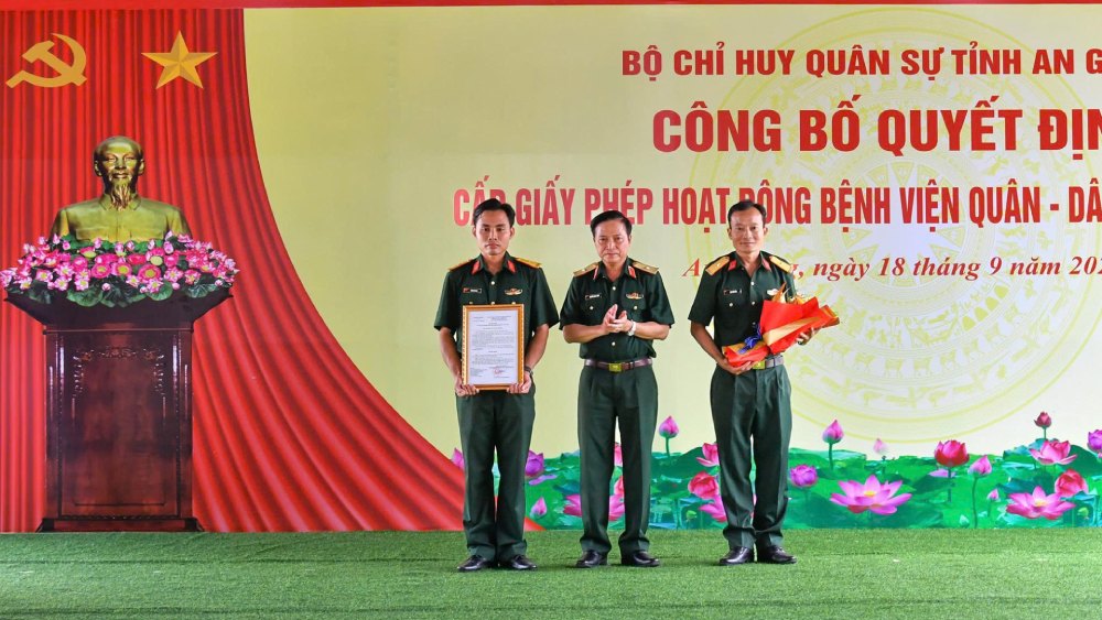 Thiếu tướng Nguyễn Minh Triều, Phó Tư lệnh Quân khu 9 trao Quyết định cấp mới giấy phép hành nghề khám bệnh, chữa bệnh cho Bệnh viện Quân – Dân y tỉnh An Giang. Ảnh: Nguyễn Khoa/Bộ CHQS An Giang