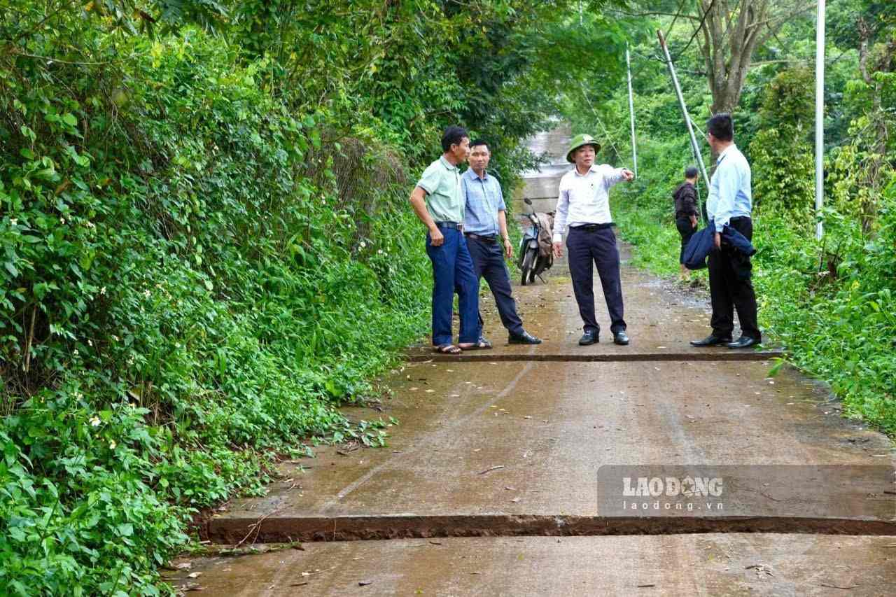 Concrete road connecting National Highway 28 in residential group 10 Dak Ha has 8 cracked and subsided points. Photo: Nhi Nhi
