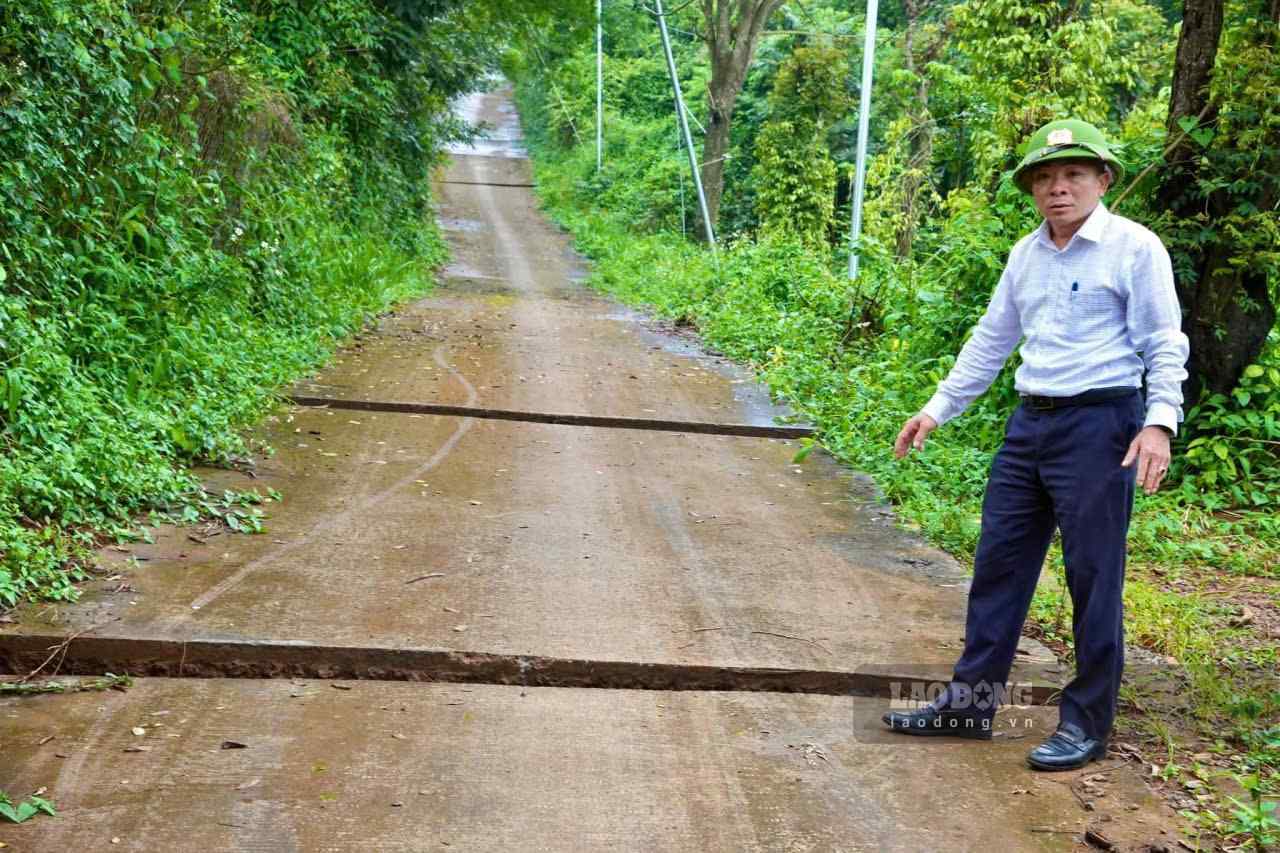 Đường bê tông kết nối Quốc lộ 28 tại Tổ dân phố 10 Đắk Ha xuât hiện nhiều vết nứt lún sâu. (Ảnh chụp ngày 18.9). Ảnh: Nhi Nhi 