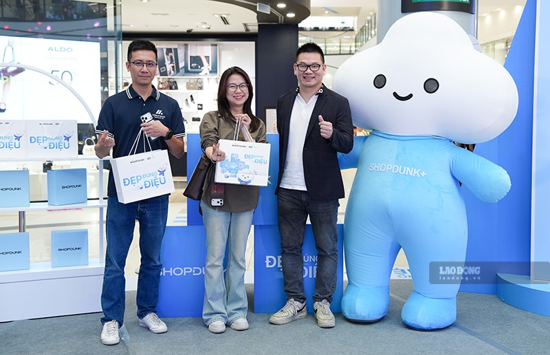 The first customers to own iPhone 18 Pro and 18 Pro Max in Vietnam. Photo: Quynh Mai