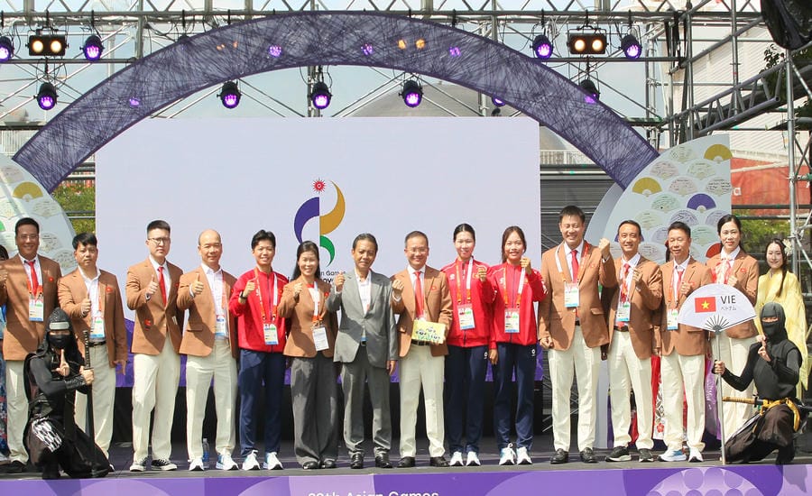 Vietnamese Sports Delegation attends ASIAD 20 Flag Raising Ceremony. Photo: Bui Luong