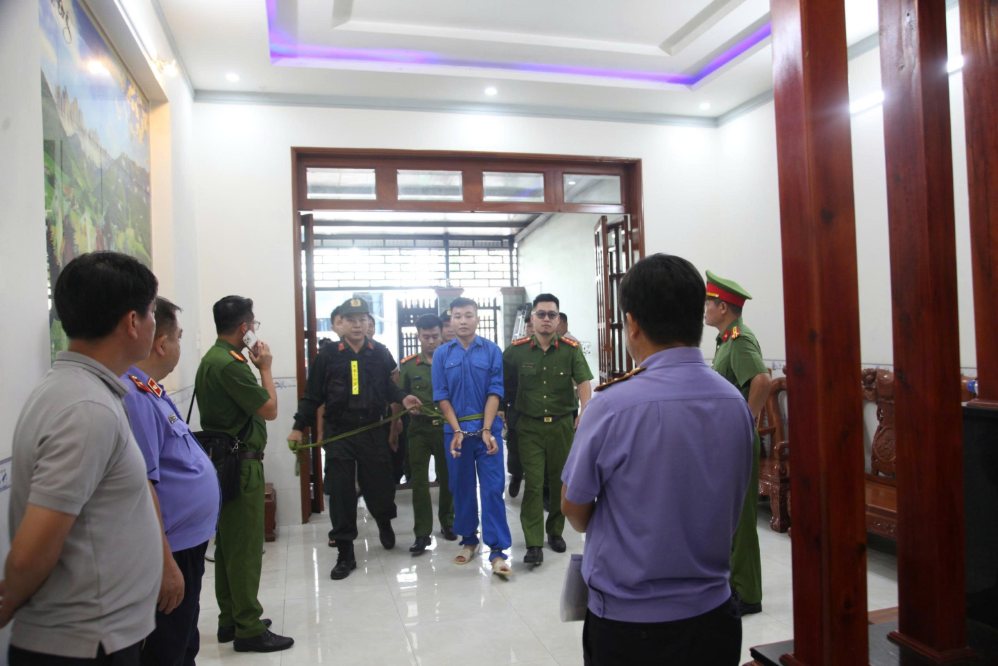 Thực nghiệm hiện trường vụ án mạng khiến 3 người tử vong ở Đồng Nai. Ảnh: VKSND TP Đồng Nai
