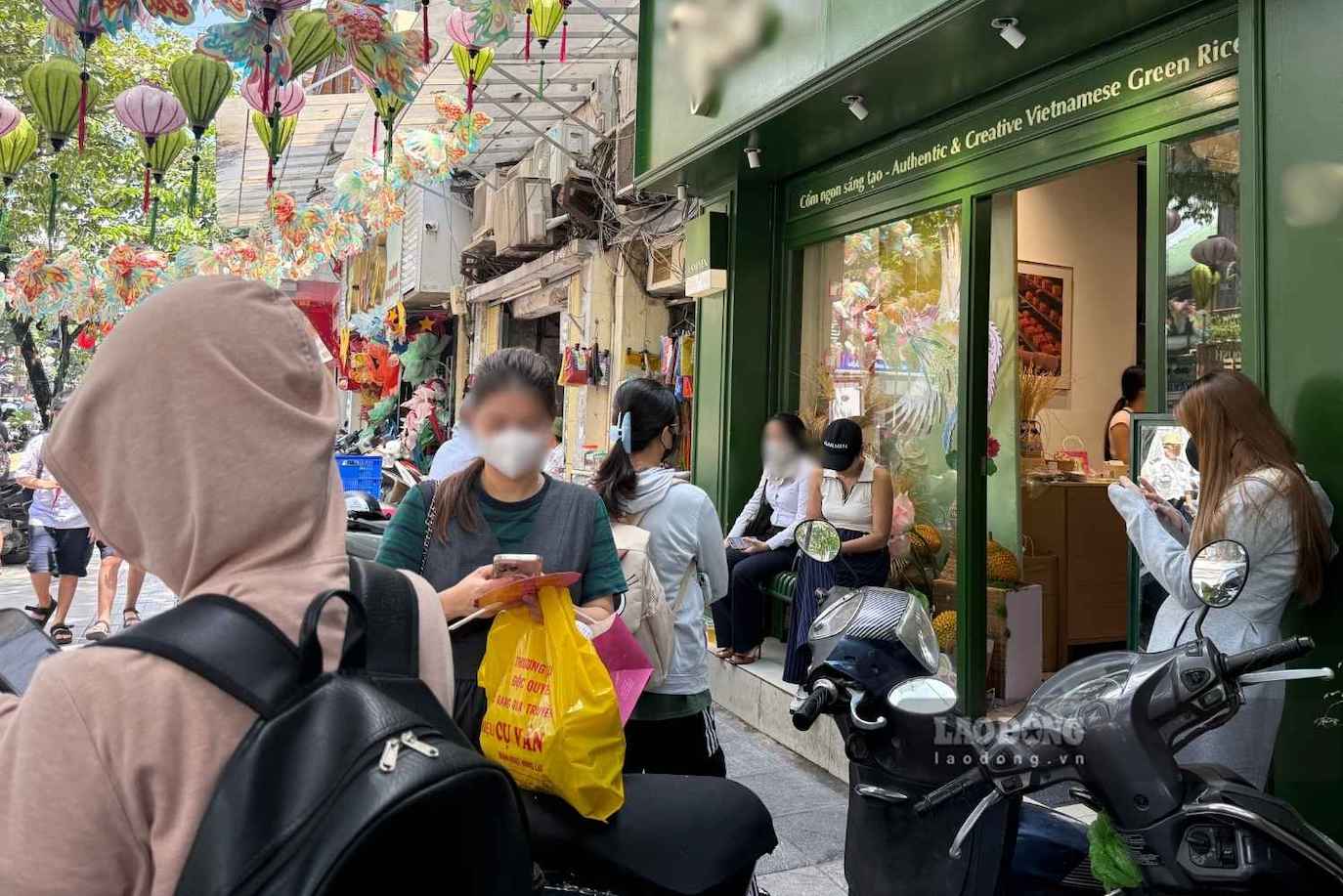 Khách hàng tranh thủ mua bánh trung thu cho gia đình trong những ngày cận Tết Trung thu. Ảnh: Linh Đan