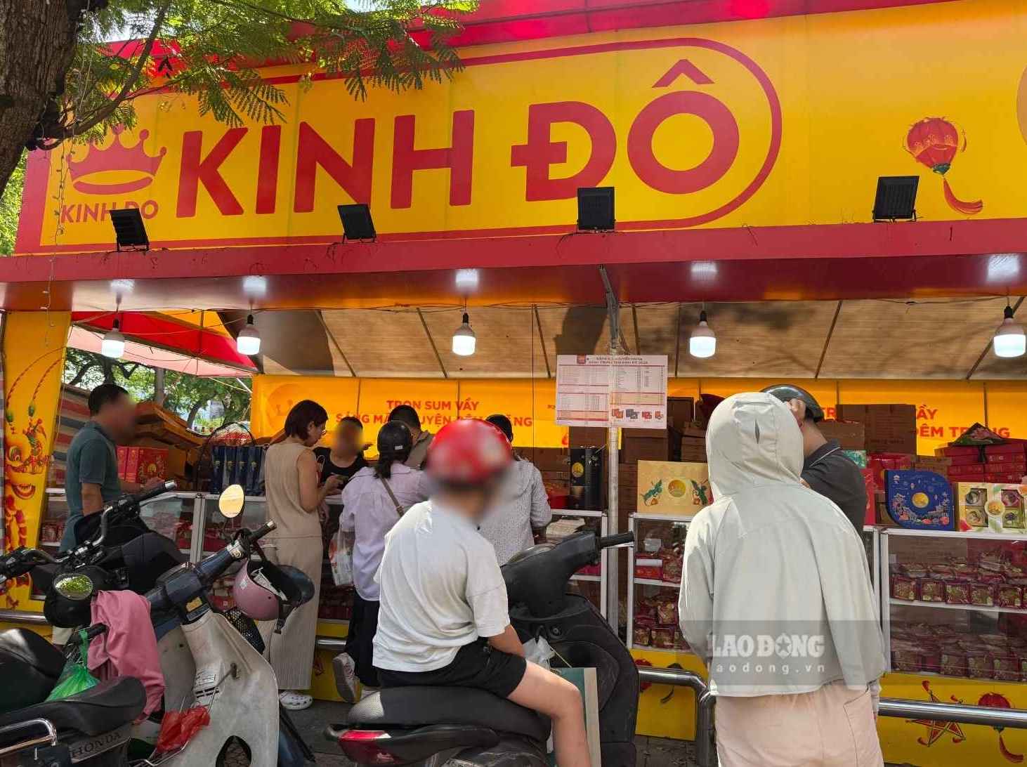 Cận cảnh không khí giao dịch tại một số cửa hàng vàng ở Hà Nội, lượng khách đến mua bán khá đông. Ảnh: Linh Đan