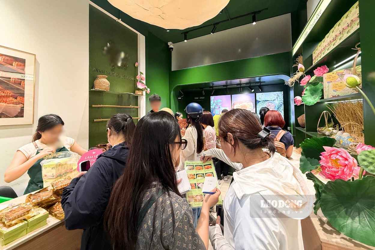 Many people line up to buy mooncakes with young rice flakes at a store in Hanoi. Photo: Linh Dan