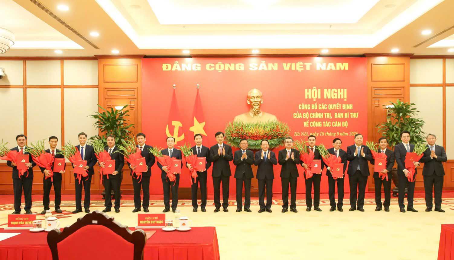 Politburo Member, Standing Secretary of the Secretariat Tran Cam Tu presents the Decisions of the Politburo and the Secretariat on personnel work. Photo: E-Portal of the Communist Party of Vietnam.