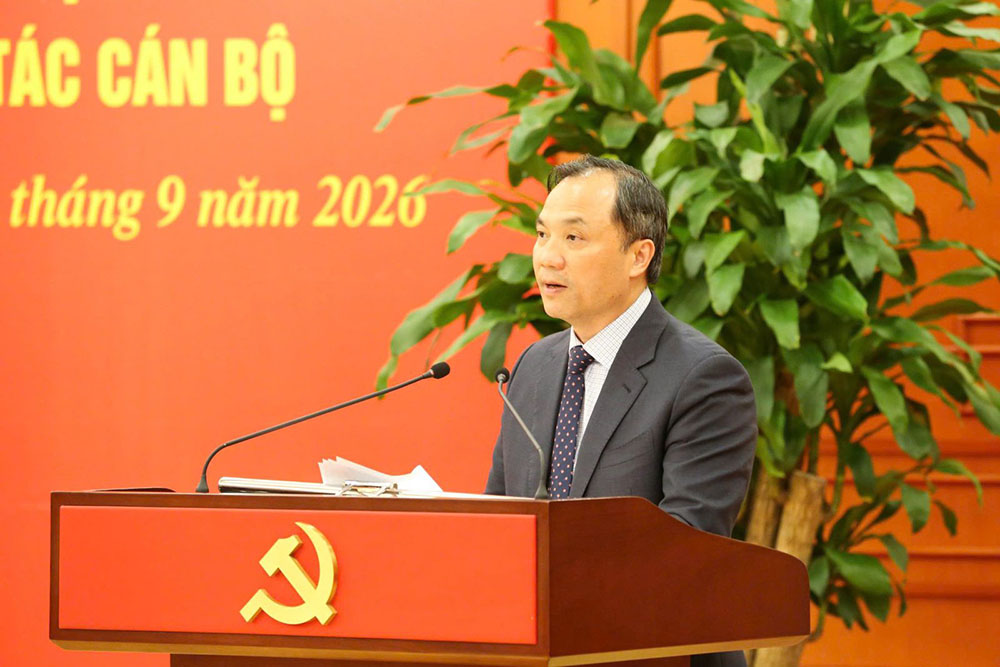 Ủy viên Trung ương Đảng, Phó Trưởng Ban Thường trực Ban Tổ chức Trung ương Hoàng Trung Dũng công bố các quyết định của Bộ Chính trị, Ban Bí thư về công tác cán bộ. Ảnh: Cổng TTĐT Đảng Cộng sản Việt Nam.