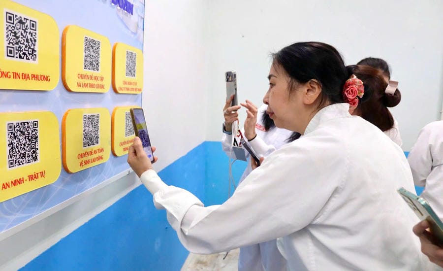 Workers access the "Trade Union Electronic Bookcase" at Lotte Vietnam Co., Ltd. Photo: Thu Dau Mot Ward Trade Union
