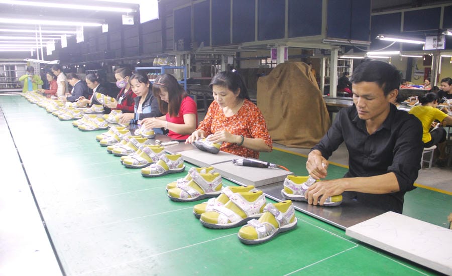 Production shift at Phu Yen Shoe Factory. Photo: Truong Son