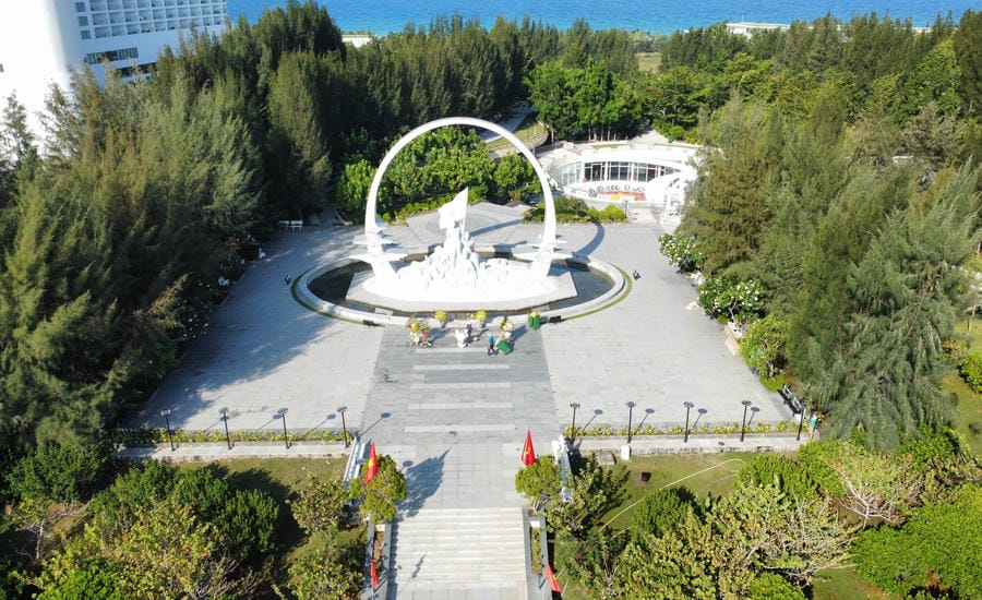 Gac Ma Soldiers Memorial Area and the monument "People Laid Behind the Horizon" (Khanh Hoa) were built from the Golden Heart Fund of Lao Dong Newspaper. Photo: Huu Long