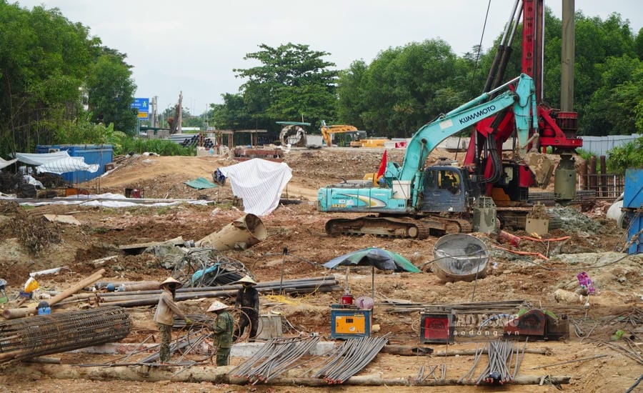 Workers accelerate construction on National Highway 24B section passing through Son Tinh commune. Photo: Vien Nguyen