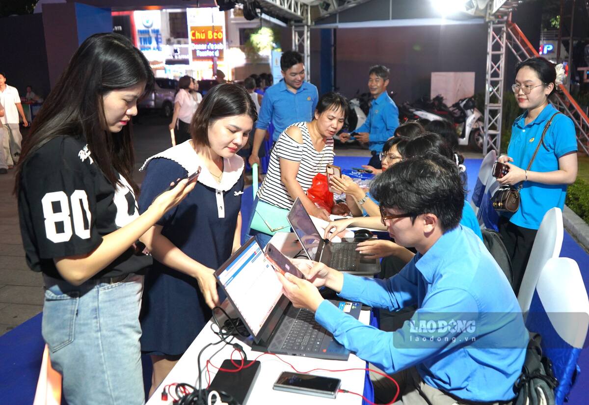 Người lao động tham gia nhận quà thông qua App Hướng công của LĐLĐ TP Hải Phòng. Ảnh: Mai Dung