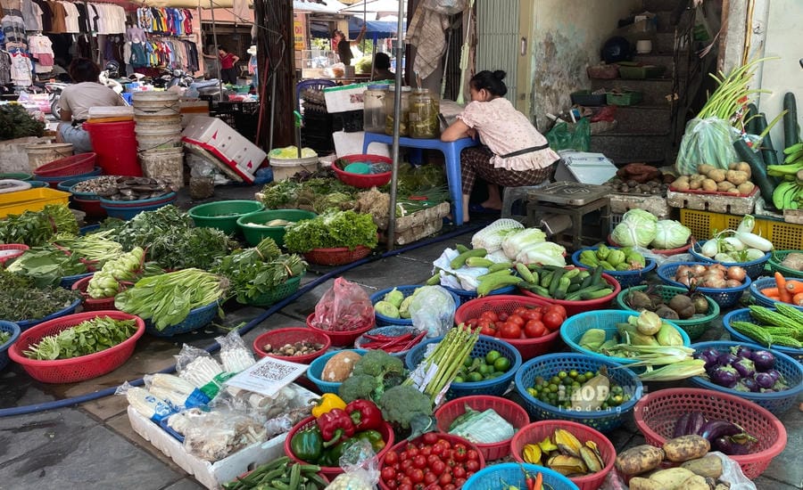 Vegetable prices have increased due to the impact of flooding. Photo: Thanh Binh