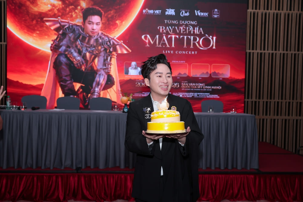 Đón sinh nhật tuổi 43 trước thềm liveconcert, nam ca sĩ Tùng Dương