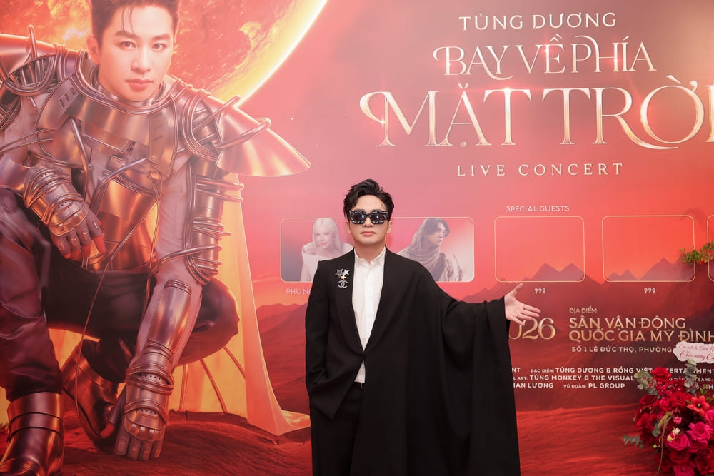 Divo Tung Duong performs the live concert "Flying towards the Sun" marking 25 years of singing career in December in Hanoi. Photo: Manh Nguyen.