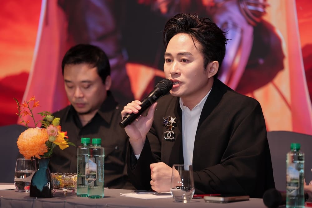 Với liveconcert “Bay về phía mặt trời“, Tùng Dương trực tiếp tham gia vai trò đồng đạo diễn cùng Rồng Việt Entertainment. Ảnh: Mạnh Nguyễn