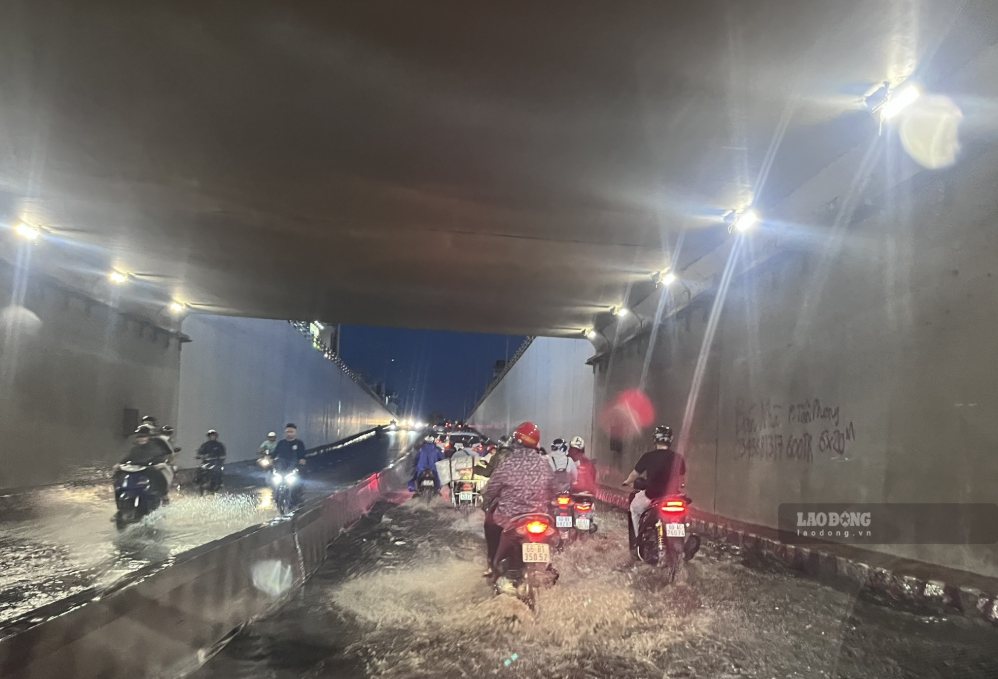 Mưa ngập hầm chui Tân Phong (Đồng Nai) lúc 18h ngày 18.9. Ảnh: HAC