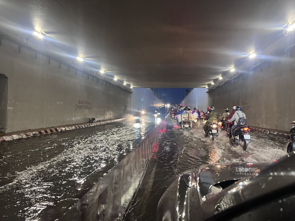 Rain flooded Tan Phong underpass (Dong Nai) at 6 pm on September 18. Photo: HAC