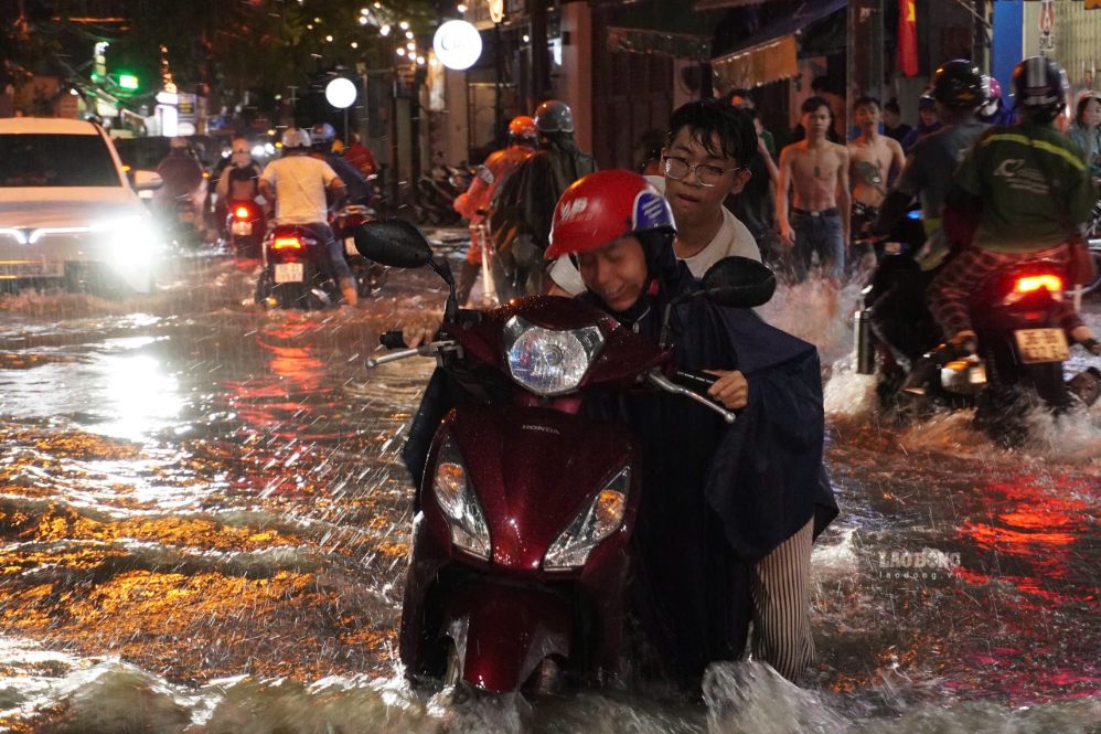 Convective clouds are developing strongly, continuing to cause widespread thunderstorms, tornadoes, and lightning in Ho Chi Minh City in the coming hours. Photo: Duc Linh