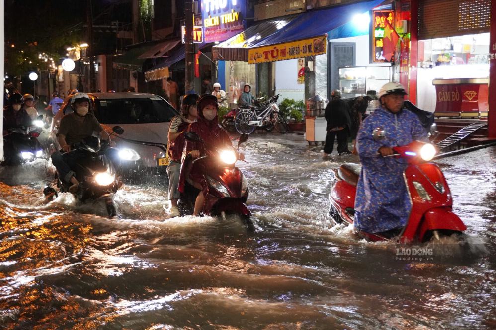 Hàng loạt phương tiện di chuyển khó khăn trên đường do mưa lớn kéo dài tối 18.9.