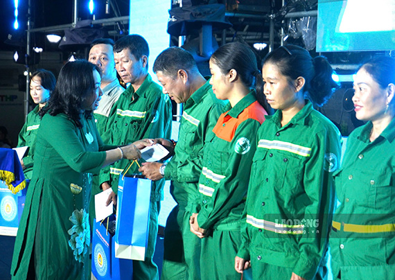 Bà Thái Thu Xương - Phó Chủ tịch Tổng LĐLĐVN tặng quà cho công nhân cÓ hoàn cảnh khó khăn. Ảnh: Mai Dung