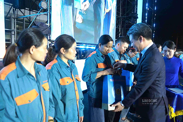 Mr. Nguyen Quang Duc - Member of the Party Central Committee, Deputy Secretary in charge of the Party Committee of the Fatherland Front (MTTQ), central mass organizations - presents gifts to workers in difficult circumstances. Photo: Mai Dung