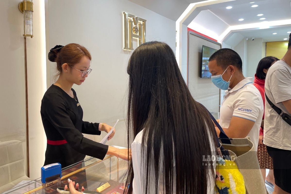 Gold bars and gold rings in the country recorded a strong increase. Photo: Thanh Binh