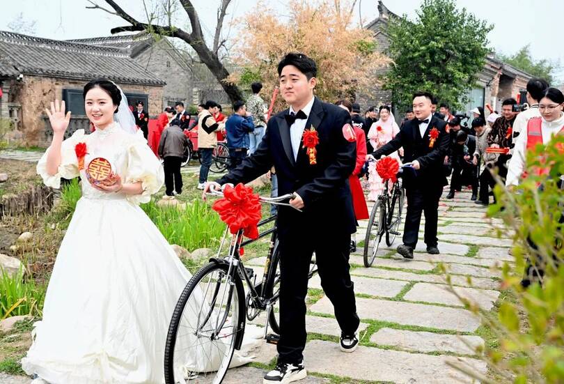 Nhiều gia đình phải vay nợ để cưới vợ cho con. Ảnh minh họa: Xinhua