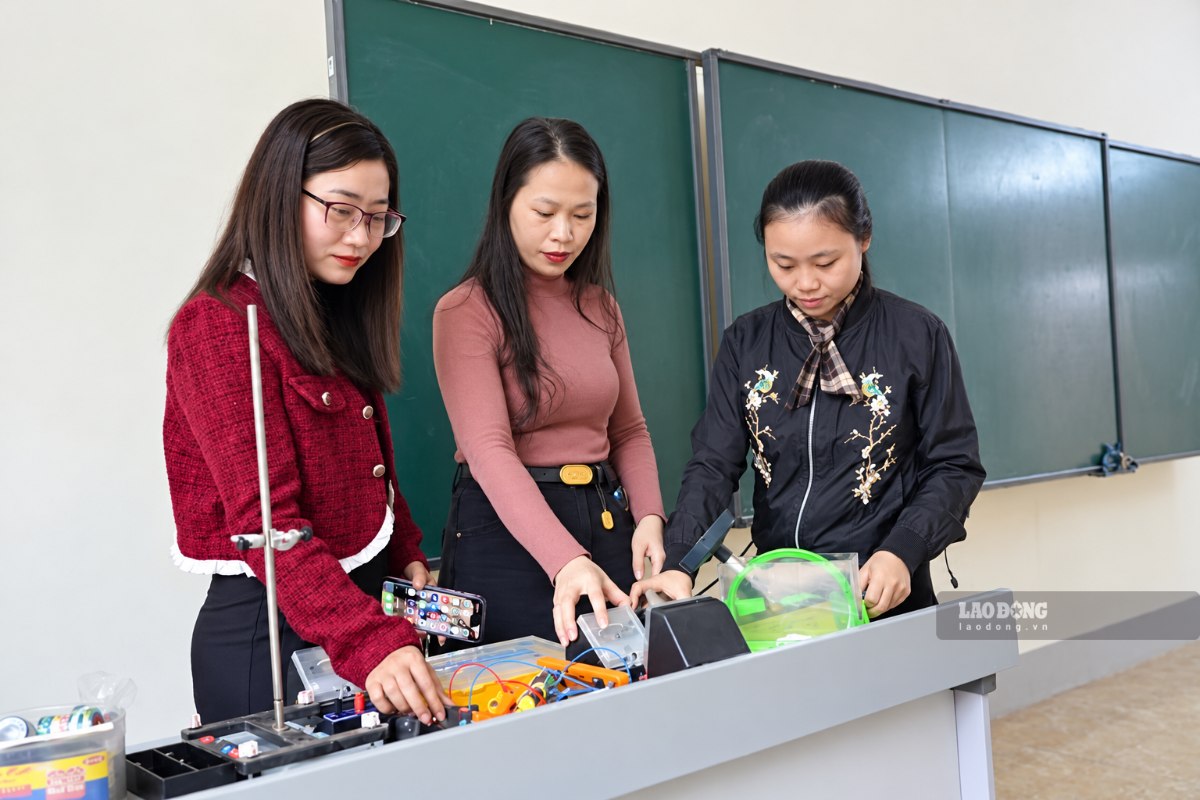 Contract teachers in Cua Lo ward hope to be employed. Photo: Duy Chuong