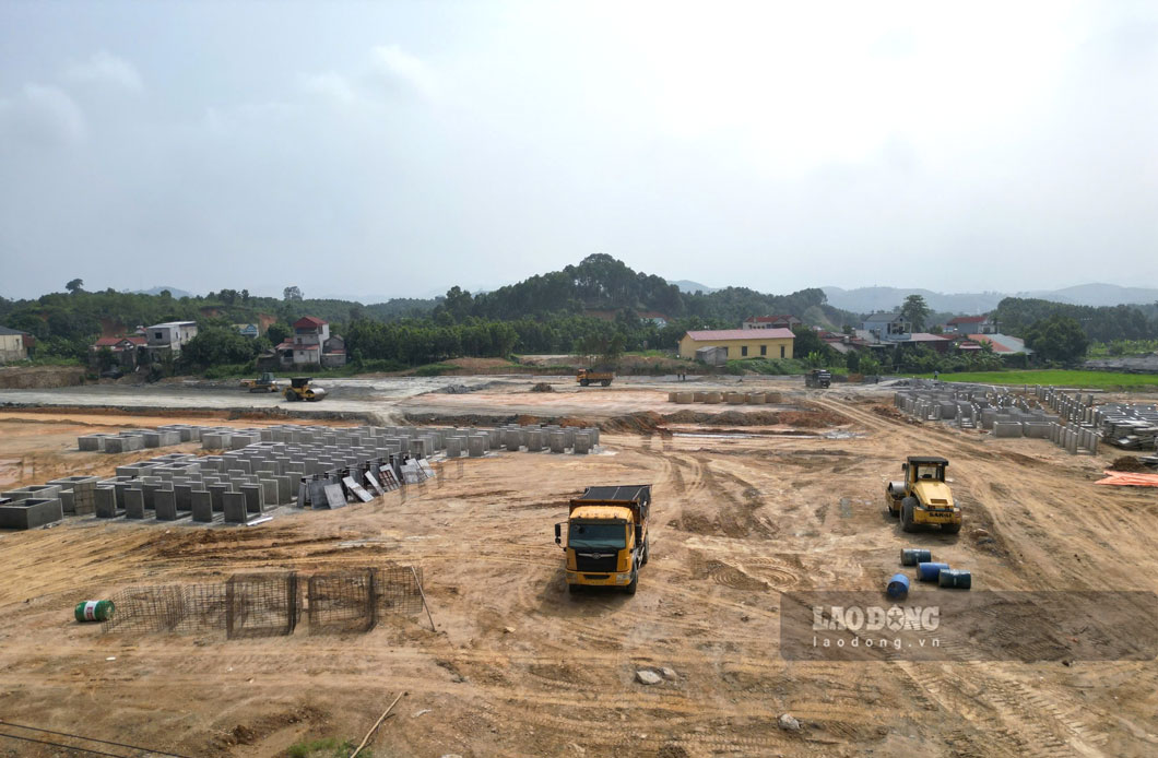 Việc điều chỉnh tim tuyến đường sắt nhiều lần khiến các địa phương gặp khó khăn trong xử lý số lượng các lô đất ở dôi dư. Ảnh: Hùng Cường