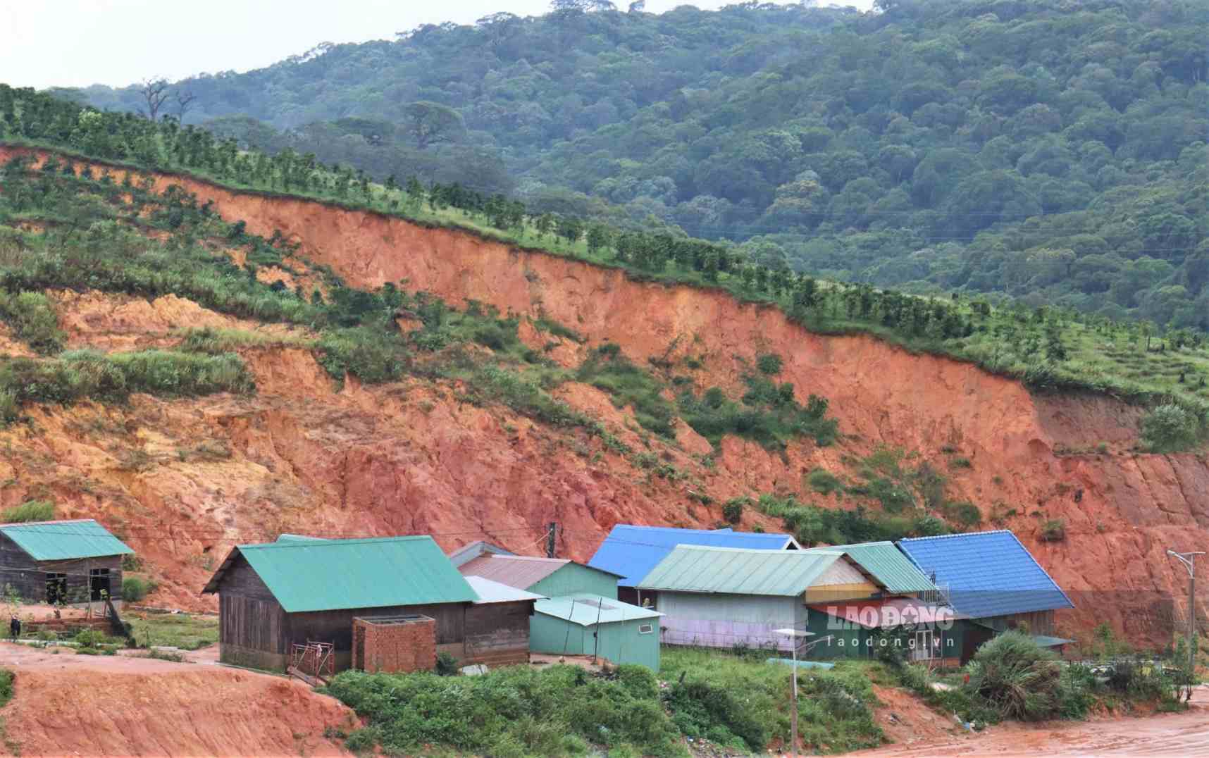 Sụt lún, sạt lở diễn biến phức tạp tại Khu tái định cư Đưng K'Nớ 5 (xã Đam Rông 4). Ảnh chụp ngày 10.9 (Ảnh: Phúc Khánh)