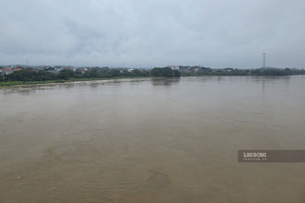 The water level of the Thao River (the main stream of the Red River) is and will continue to decrease. Photo taken in September 2026: To Cong