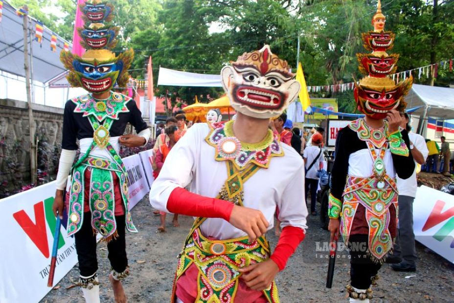 Sắc màu văn hóa - tôn giáo đọng lại sau Hội đua bò chùa Rô