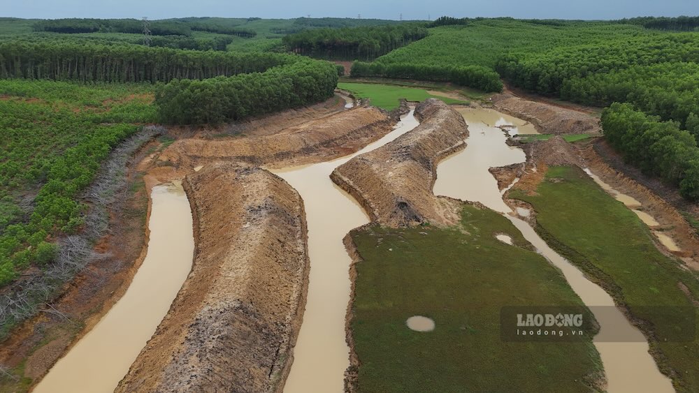 Tien Phong irrigation lake is dug up and illegally renovated. Photo: Reporter