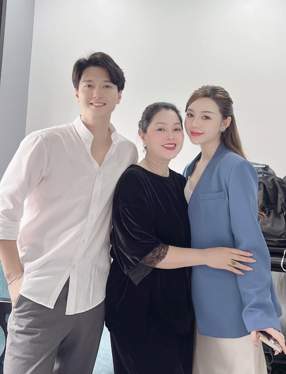 Thanh Tú (giữa) cùng Huỳnh Anh, Quỳnh Kool ở hậu trường phim “Hà Nội trog mắt em“. Ảnh: Nhân vật cung cấp.