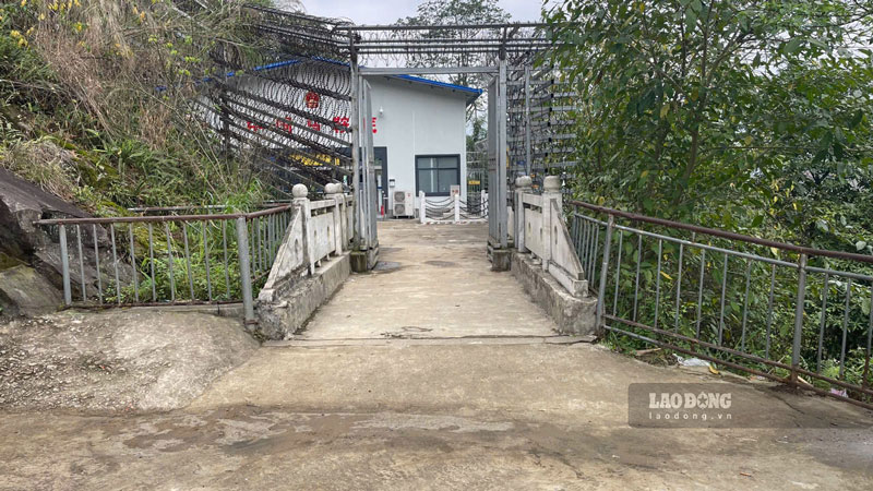 Cầu Thiên Sinh ở xã Y Tý nổi tiếng khi được biết đến là cây cầu ngắn nhất nối 2 quốc gia. Ảnh: Đinh Đại